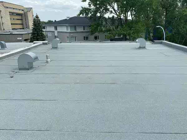 Réalisation d'un toit plat en membrane élastomère sur le Plateau Mont-Royal.