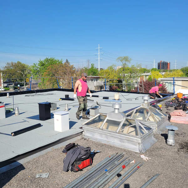 Réalisation d'un toit plat en membrane élastomère sur le Plateau Mont-Royal.