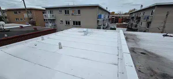 Réalisation d'un toit plat en membrane élastomère sur le Plateau Mont-Royal.