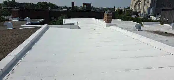 Réalisation d'un toit plat en membrane élastomère sur le Plateau Mont-Royal.