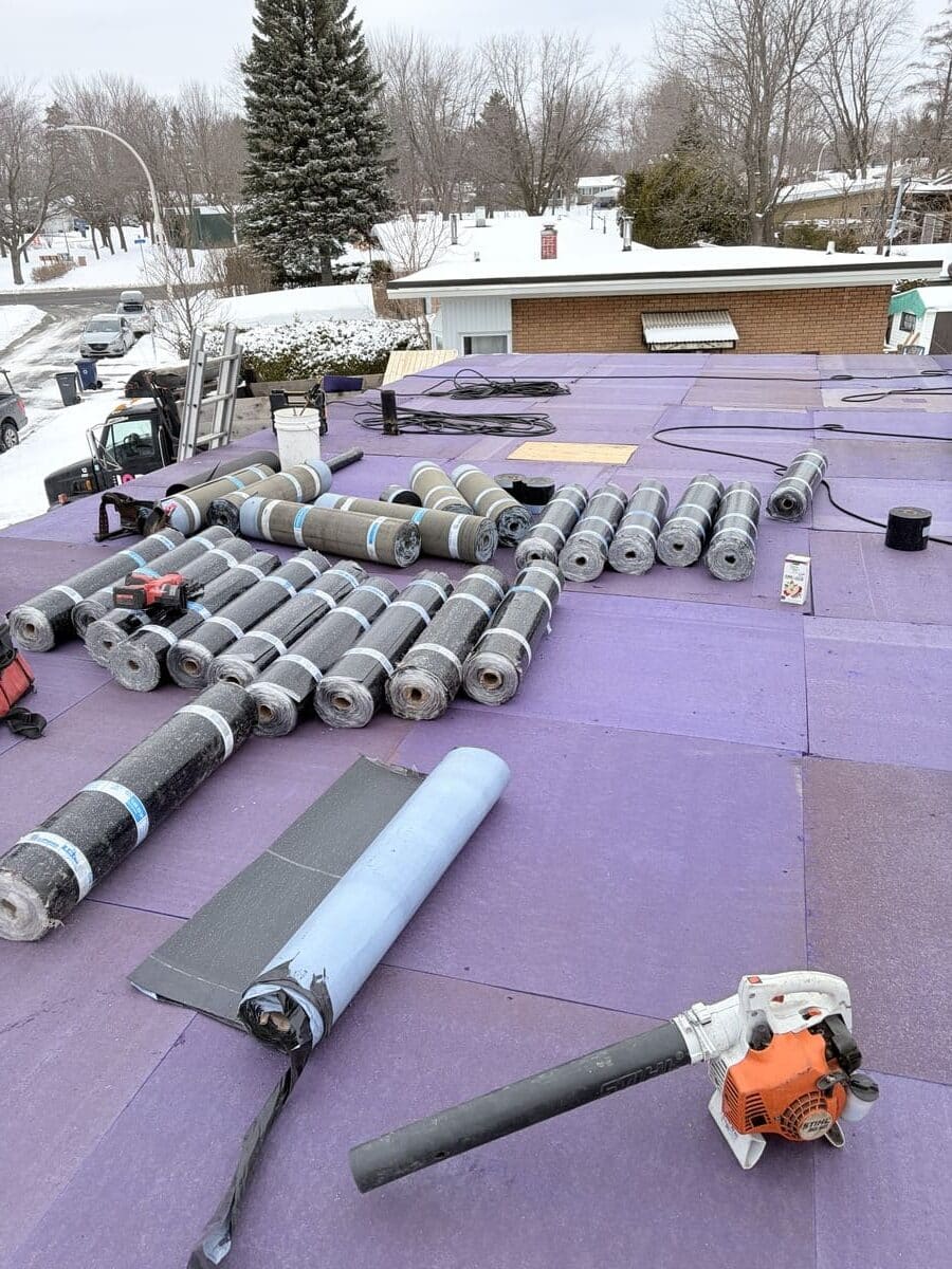 Toiture plate avec rouleau pour membrane elastomère.